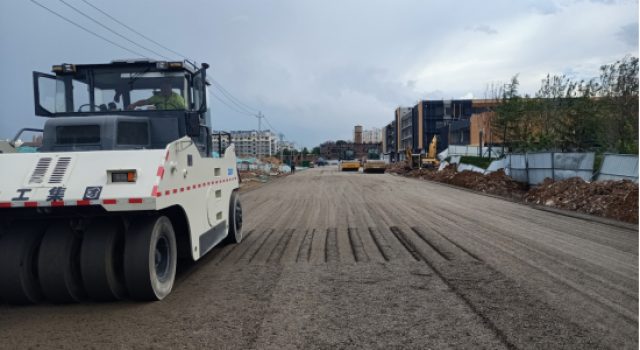 朱家、菜園、三里社區配套道路提升改造工程西一路水泥穩定碎石攤鋪完成