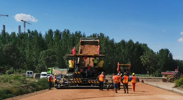 中衛下河沿黃河公路大橋級配碎石底基層試驗段順利實(shí)施