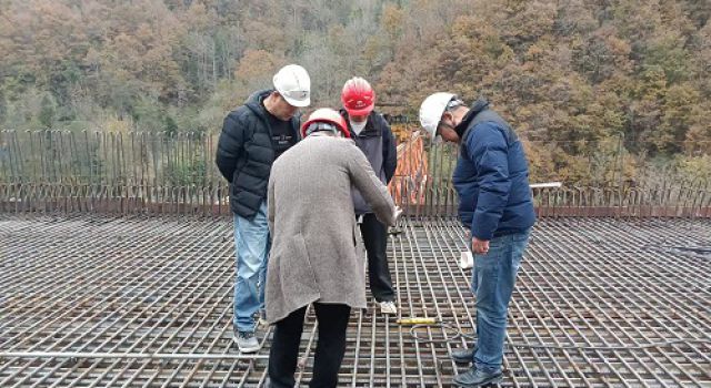 四川九綿高速鋼箱梁橋首件橋面鋪裝混凝土順利澆筑