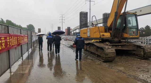 雨天巡查不松懈，督導檢查不停歇——區交通局對日照市沿海路高架橋現場(chǎng)冒雨檢查