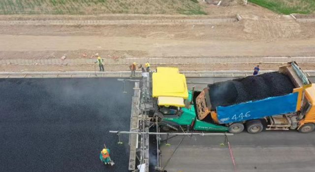 中衛下河沿黃河公路大橋瀝青混凝土下面層試驗段順利實(shí)施