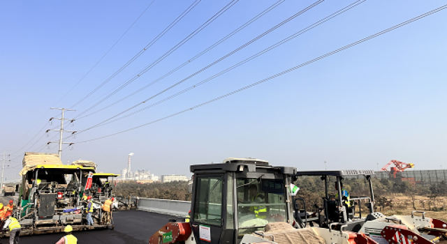 日照市南沿海公路高架項目瀝青下面層首件攤鋪?lái)樌瓿?/></a></div>
                </div>
                                <div   id=