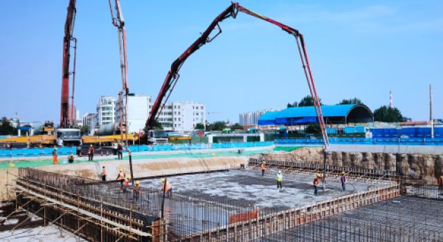 東泰咨詢(xún)禹城市漢槐街穿越京滬鐵路U型槽首節混凝土順利完成